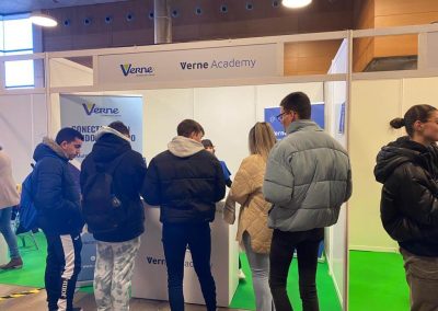 Visitantes en el stand de Verne Group